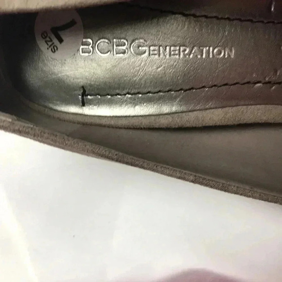 BCBGENERATION WO SZ 7 TAUPE SUEDE PUMPS 4” HEEL - Picture 3 of 13
